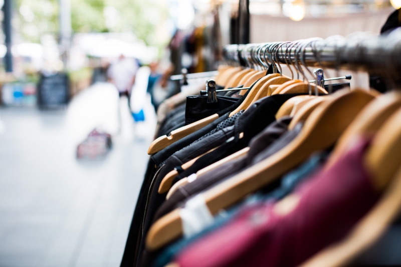 magasin-MOULINET-min_blur_close_up_focus_hanger_jacket_market_people_rack-1176303
